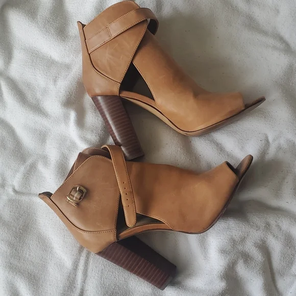 Vince Camuto open toe heels 👠 - Picture 3 of 12